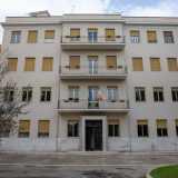 Di fronte a noi svetta un immobile bianco di quattro piani degli anni 50, sede della scuola, che affianca (e ingloba in parte)...